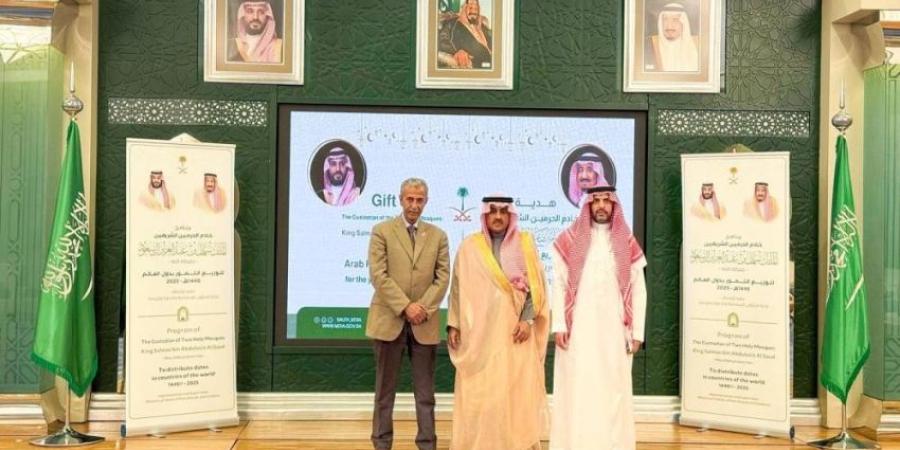 الشؤون الإسلامية تباشر تنفيذ برنامج هدية خادم الحرمين الشريفين من التمور في روسيا ومصر - خبر صح