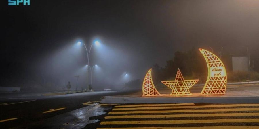 المطر والضباب يضفي سحرًا خاصًا على أجواء رمضان بمنطقة الباحة - خبر صح